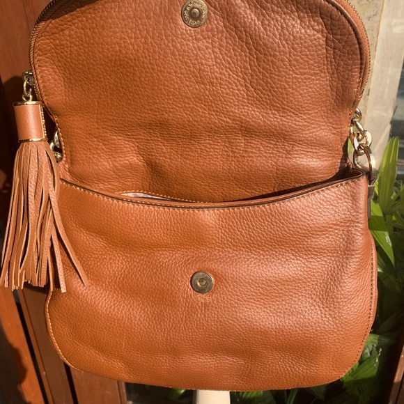 MICHAEL KORS Medium Bedford Tassel Convertible Bag. Very Gently used. - Picture 4 of 9